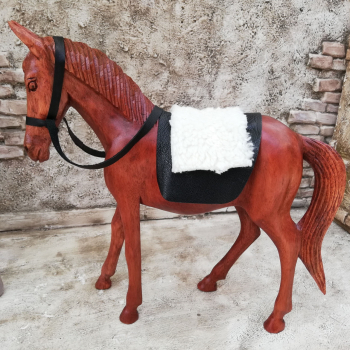 Pferd aus Holz mit Sattel- und Zaumzeug für 30-cm Figur